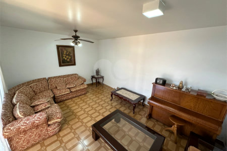 Casa à Venda no Bosque da Saúde com 271m², 3 Dormitórios, 1 Suíte e 4 Vagas