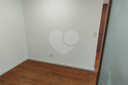 Sala comercial na Oscar Freire à venda Sala coml à venda na Oscar Freire OPORTUNIDADE Sala coml esquina. Rebouças
