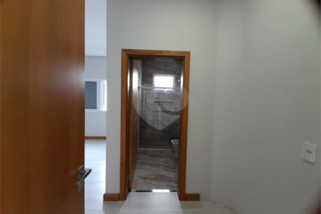 Belíssima Casa à Venda no Condomínio Damha IV