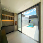 Casa Térrea Evidências - Indaiatuba/SP - R$ 1.950.000,00 - Área Total 307,33 m² - Área Construída 201,90 m² - TÉRREA - 03 suítes sendo a master com closet; Escritório; Lavabo; Cozinha com cooktop, forno, micro-ondas e coifa; Móveis planejados na hall de entrada, sala, escritório, cozinha, gourmet, s