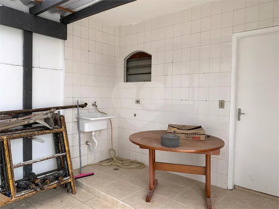 Casa espaçosa com 3 quartos, suíte, quintal e 2 vagas na Vila Santa Catarina