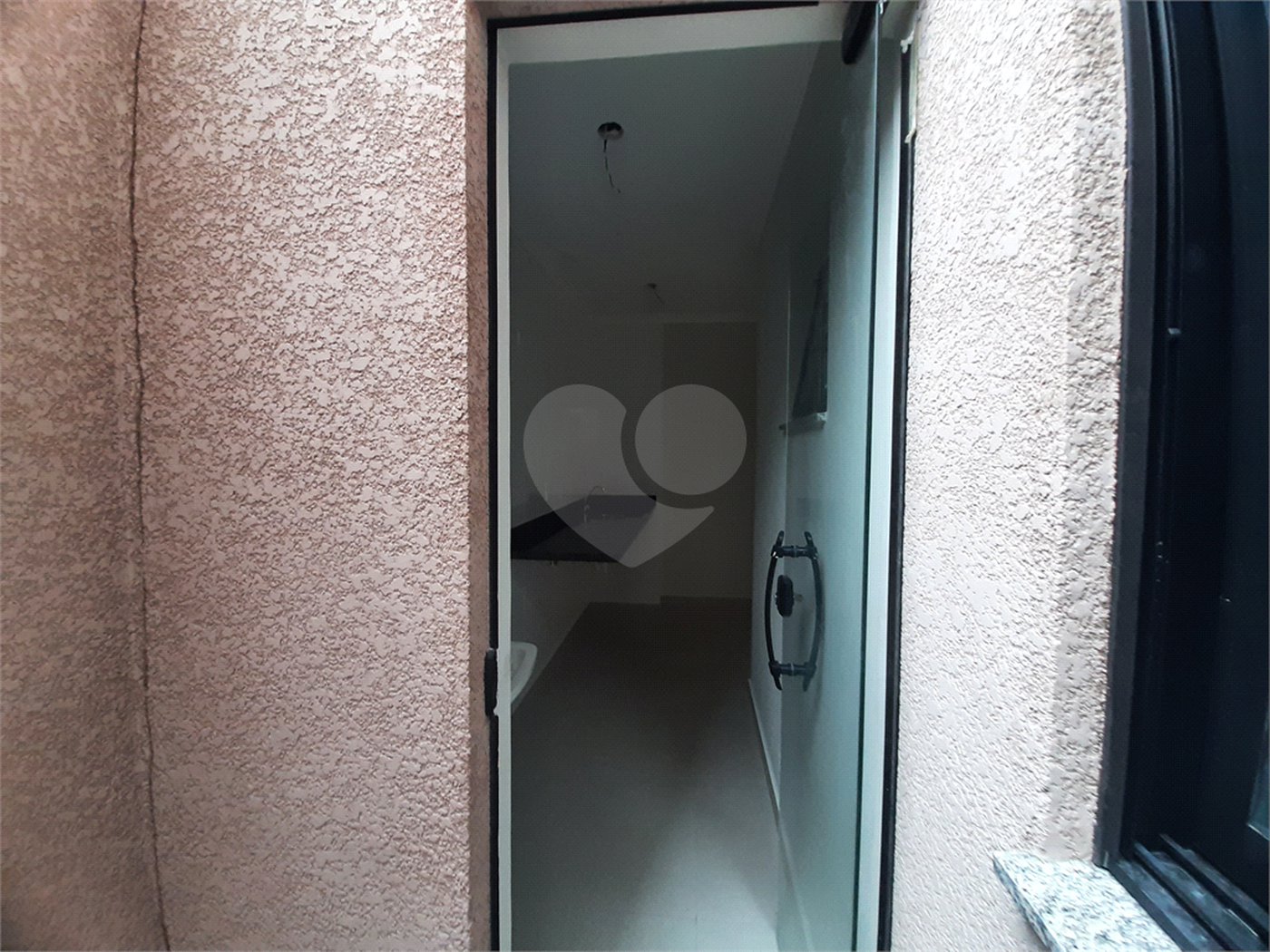 Apartamento com 37m2, 2 quartos, banheiro, sala, cozinha, quintal e 1 vaga de GARAGEM