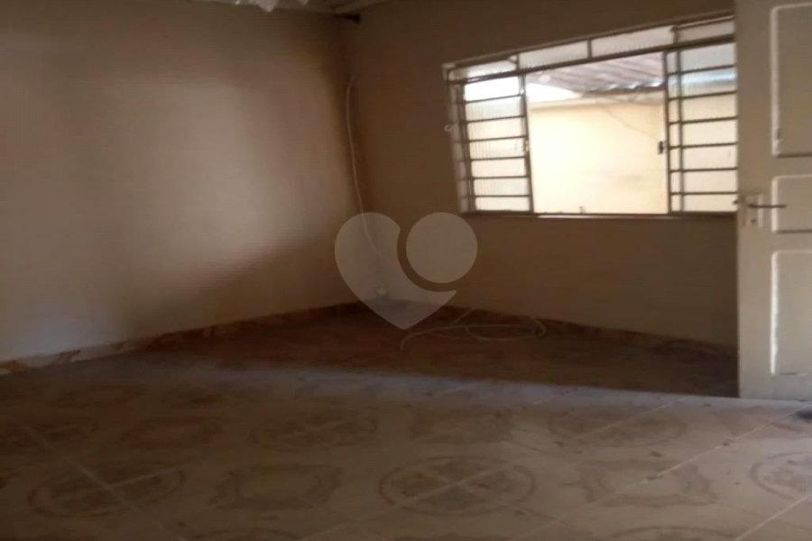 Sobrado grande com 2 garagens, 4 dormitórios.