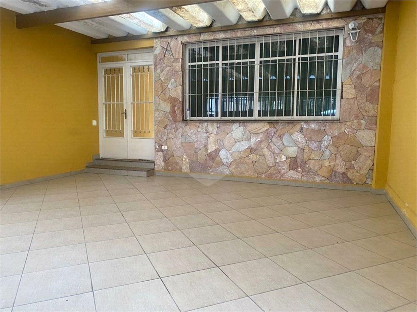 Sobrado à venda com 150 metros de área util e possui 3 dormitórios, sendo 1 suíte.