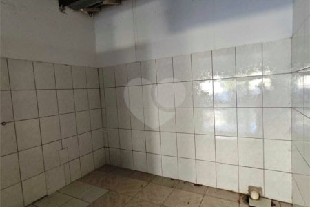 ?Oportunidade Única em São Carlos: Salão Comercial + Casa Independente nos Fundos – Ideal para Investidores!