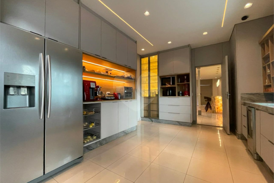 Casa com 4 quartos em condomínio fechado com piscina