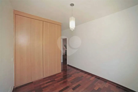 Casa à venda ou para alugar com 5 quartos, sendo 3 suítes, no condomínio Villa Florida, São Paulo - SP