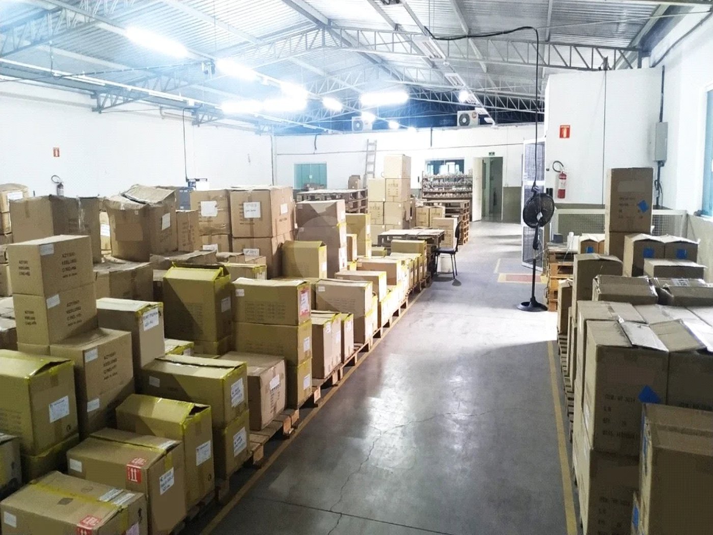 Galpão com 1155m² , 6 banheiros , sendo 2 vestiários , atualmente com 13 vagas , podendo chegar a 17 , à venda na Vila Principe de Gales em Santo André.