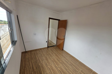 Casa térrea à venda no Douradinho com 2 quartos e edícula com mais dois quartos e 2 banheiros.