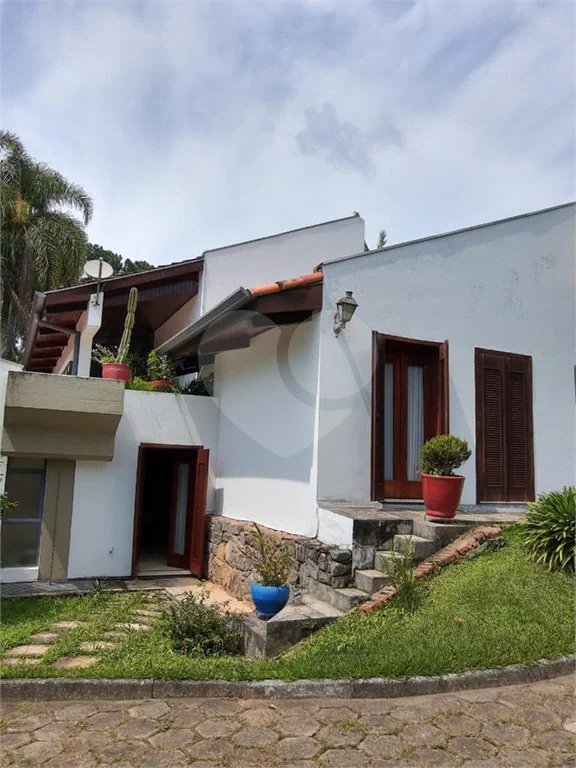 Casa à venda, 742 m², com piscina, 5 suítes, em Embu das Artes