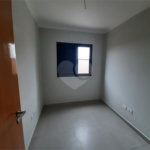 Apartamento COBERTURA com 66m2, 3 quartos, banheiro, sala, cozinha, quintal e 1 vaga