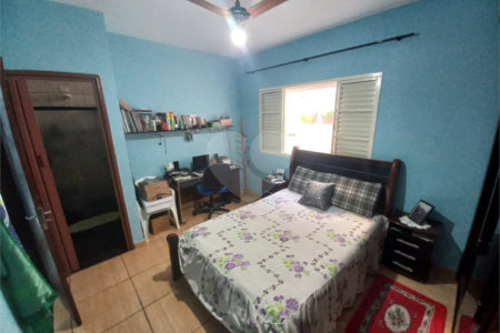 Casa Térrea com 3 dormitórios, sendo 1 suíte.