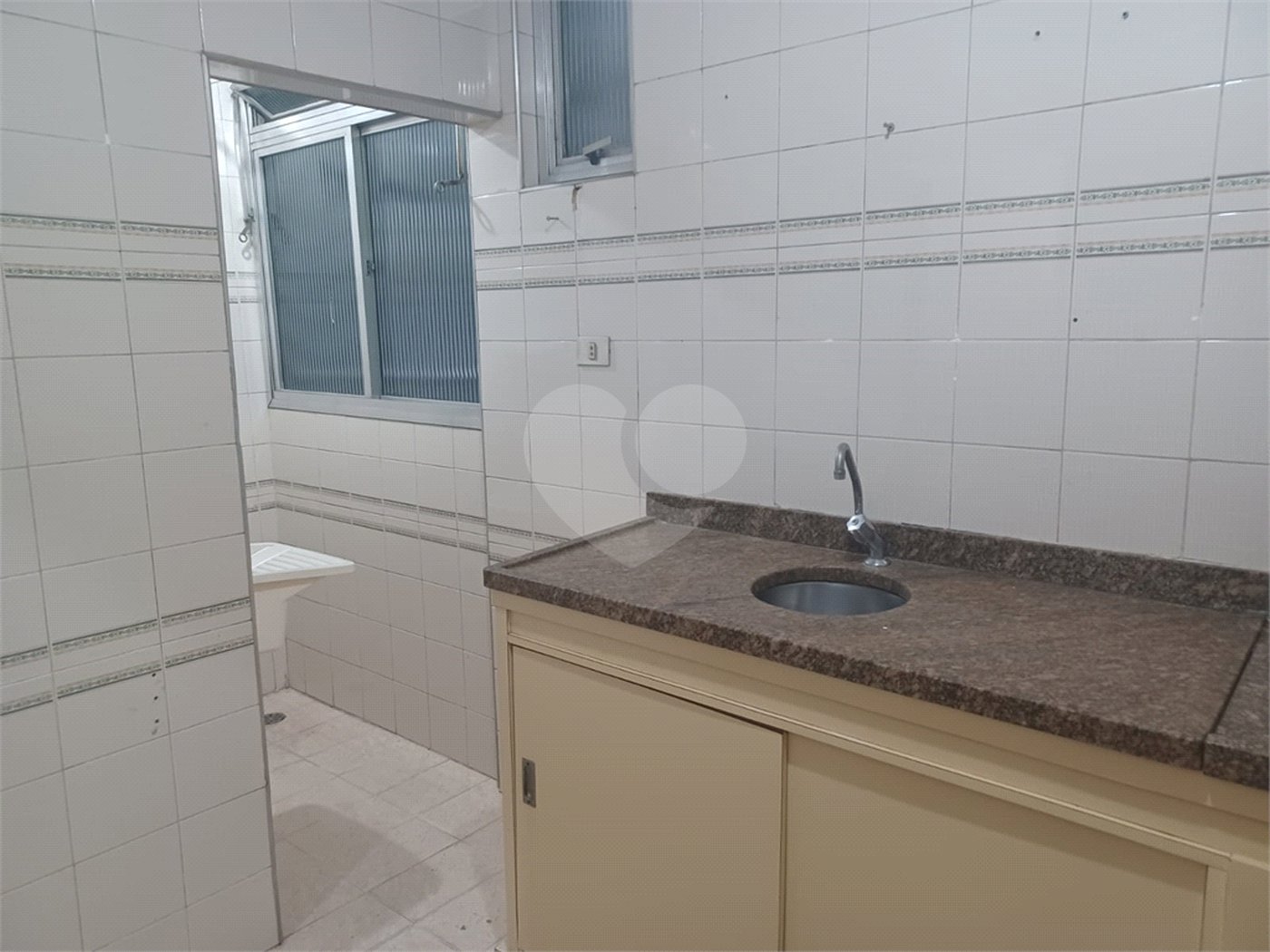 Apartamento super bem localizado, com 01 dormitório e armário embutido