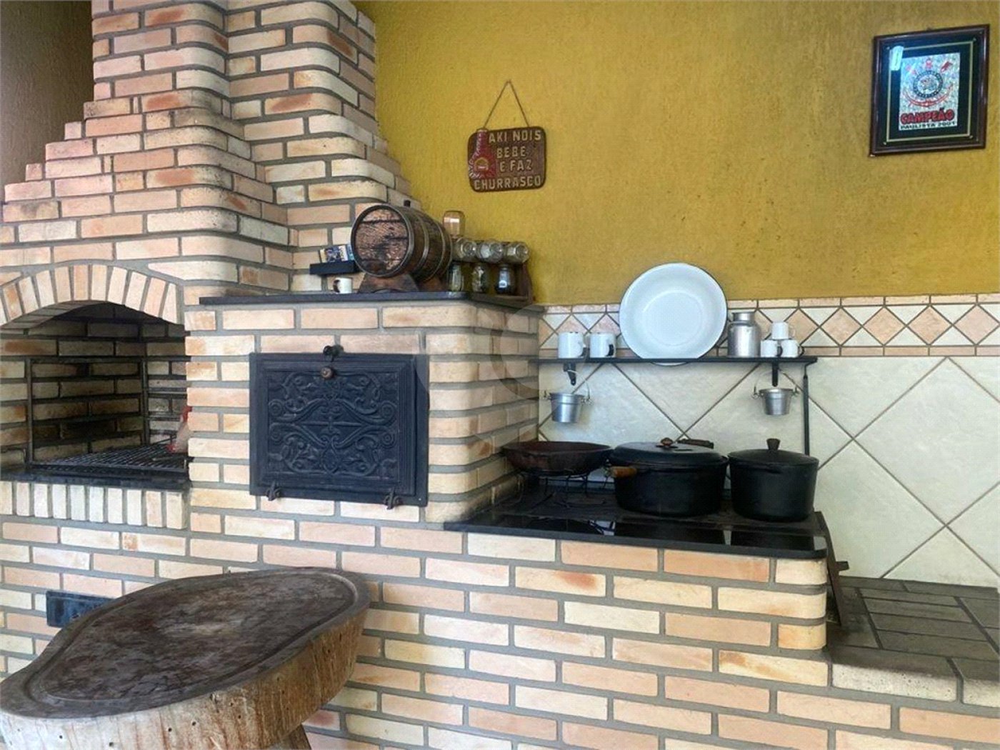 Sobrado à venda com 150 metros de área util e possui 3 dormitórios, sendo 1 suíte.