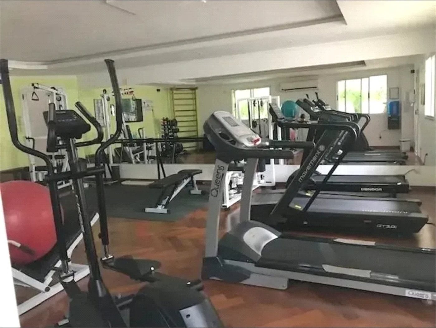 Linda casa em condomínio fechado – conforto, espaço e sofisticação!