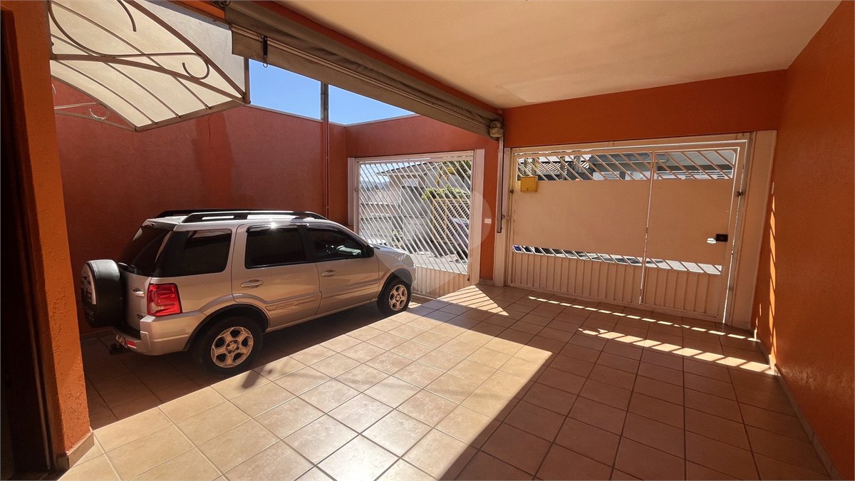 Sobrado a Venda com 3 dormitórios em Atibaia