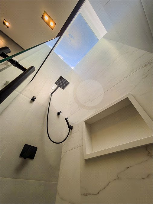 Indaiatuba - Quintas da Terracota - 1252 m² de terreno - casa térrea com 514 m² de área construída -3 vagas de garagem cobertas e 3 descobertas Lavabo - Sala de estar e jantar amplas e integradas - Escritório privativo - Cozinha toda equipada com geladeira, forno, micro-ondas, lava-louças,