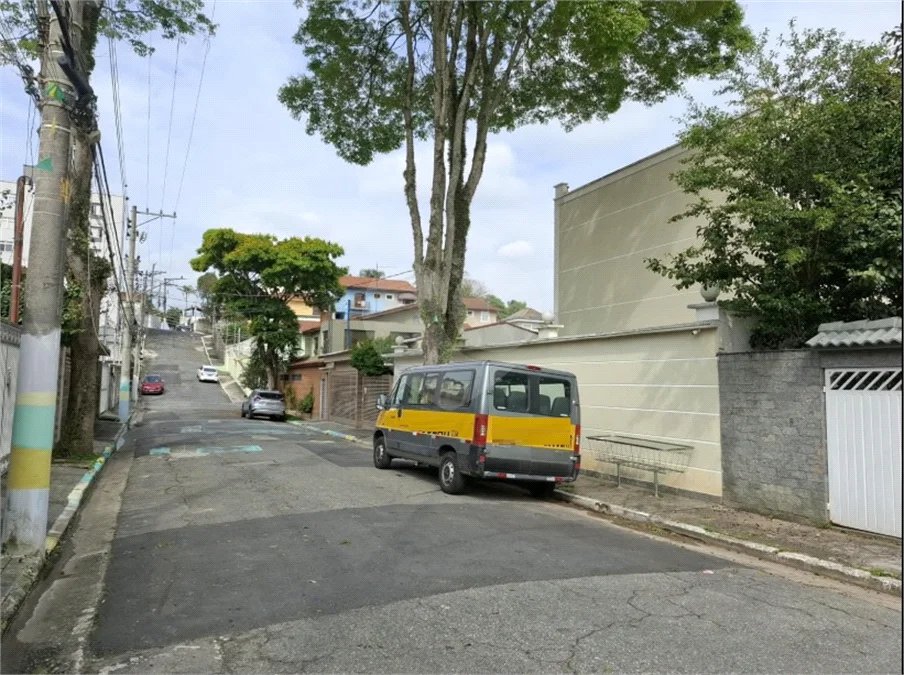 Casa à venda com 3 quartos, sendo 1 suíte, no condomínio Vila Arnoni, São Paulo - SP