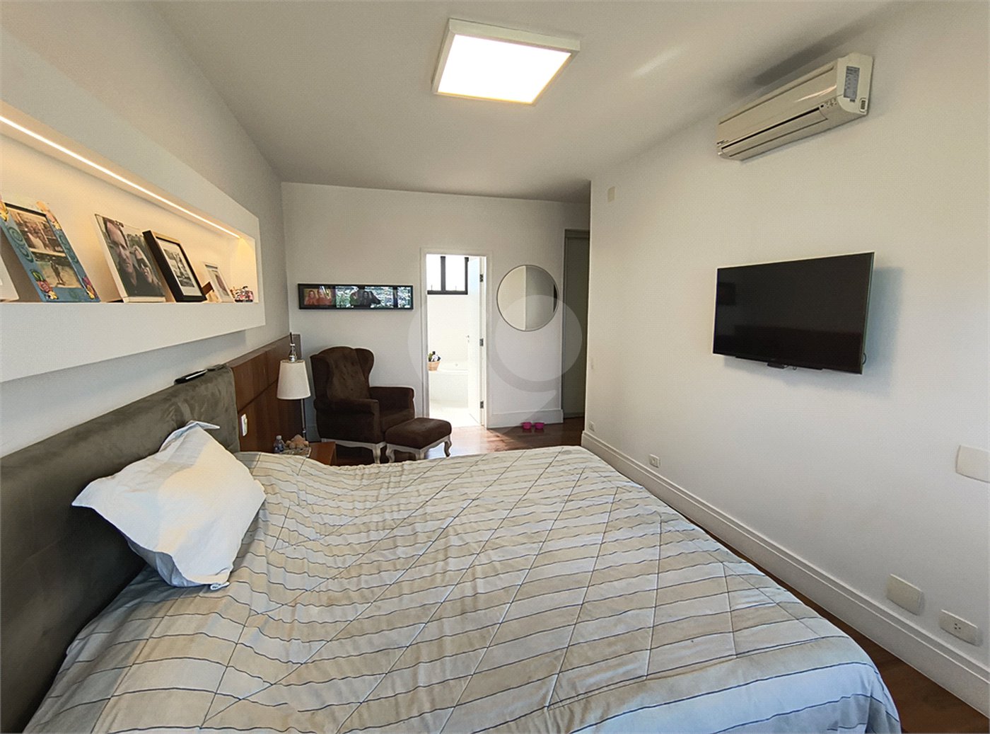 Este amplo apartamento de 290 m², completamente reformado, reúne sofisticação,