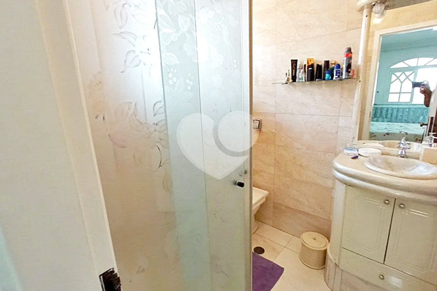 Casa Santa Teresinha | 4 Suítes | 280m² | 3 Vagas | Excelente Localização
