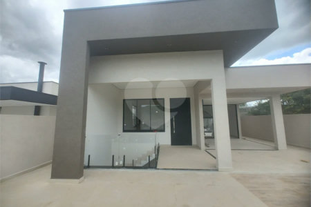 Casa exclusiva em Atibaia de alto padrão com 3 suítes, piscina, espaço gourmet, condomínio fechado, aceita financiamento