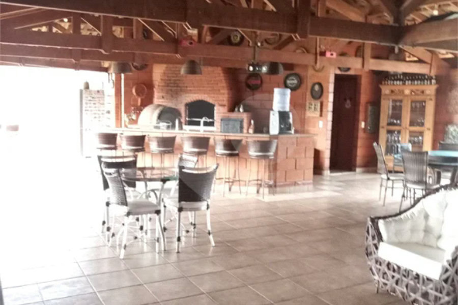 Chácara à venda. Ampla área de lazer. Aceita permuta com apartamento na praia
