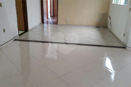 Casa térrea no Condomínio Samambaia.