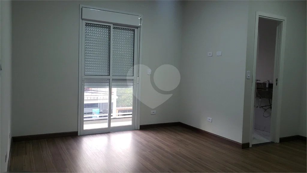 Sobrado novo com 3 suítes, 4 vagas, espaço gourmet com churrasqueira, jardim de inverno e acabamento premium. Conforto, modernidade e sofisticação.