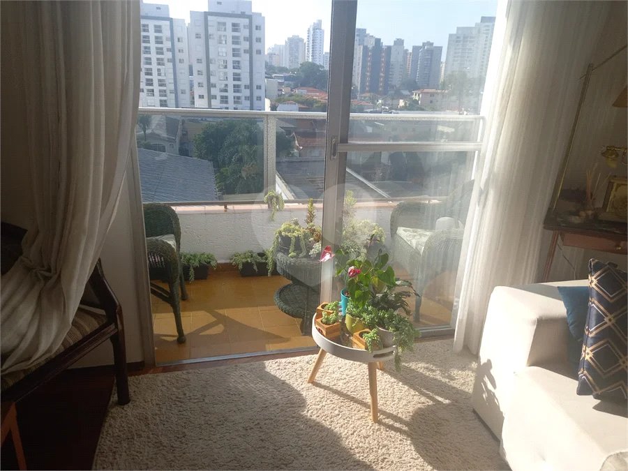 Prédio com portaria 24 horas, e lazer. Apartamento com 3 dormitórios, uma suíte, 2 vagas de garagem