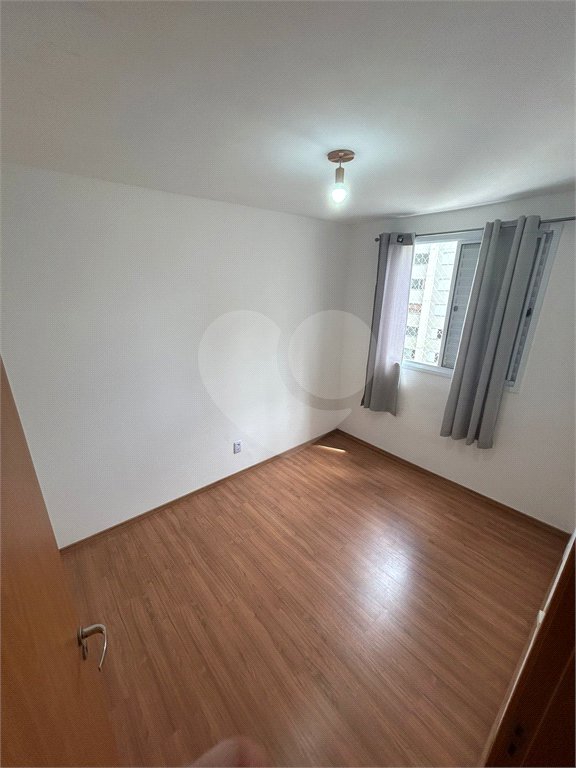 Apartamento de 44m² com vaga na garagem.