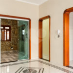 Casa à venda com 6 dormitórios, 3 suítes, piscina, área gourmet, hidromassagem, lareira, varanda e 6 vagas de garagem. Conforto e lazer para toda a família!