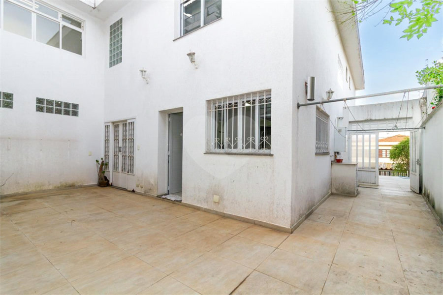 Casa Sobrado à venda com 342 m², 3 dormitórios, sendo 2 suítes, 4 vagas na Vila Mariana - São Paulo.