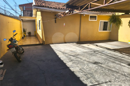 Linda Casa com Comercio ao lado independente.