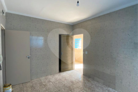 Casa Térrea com 3 dormitórios, sendo 2 suítes.