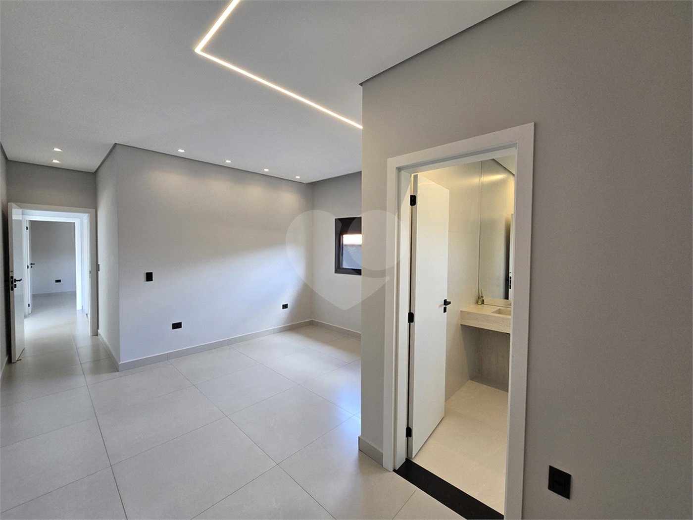 Maravilhosa Casa térrea em condomínio fechado no Portal Lamis, com 3 suítes, piscina privativa e persianas elétricas em excelente condomínio com salão de festas, piscina, quadras de tênis, beach tênis e campo de futebol. Vista cinematográfica da Pedra Grande.