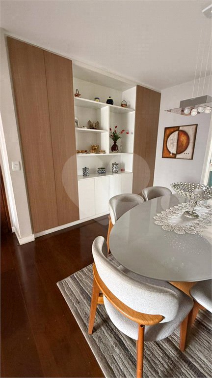 Apartamento de 130 m² com três dormitórios, sendo uma suíte, com armários embutidos, dependências de empregado e lavabo