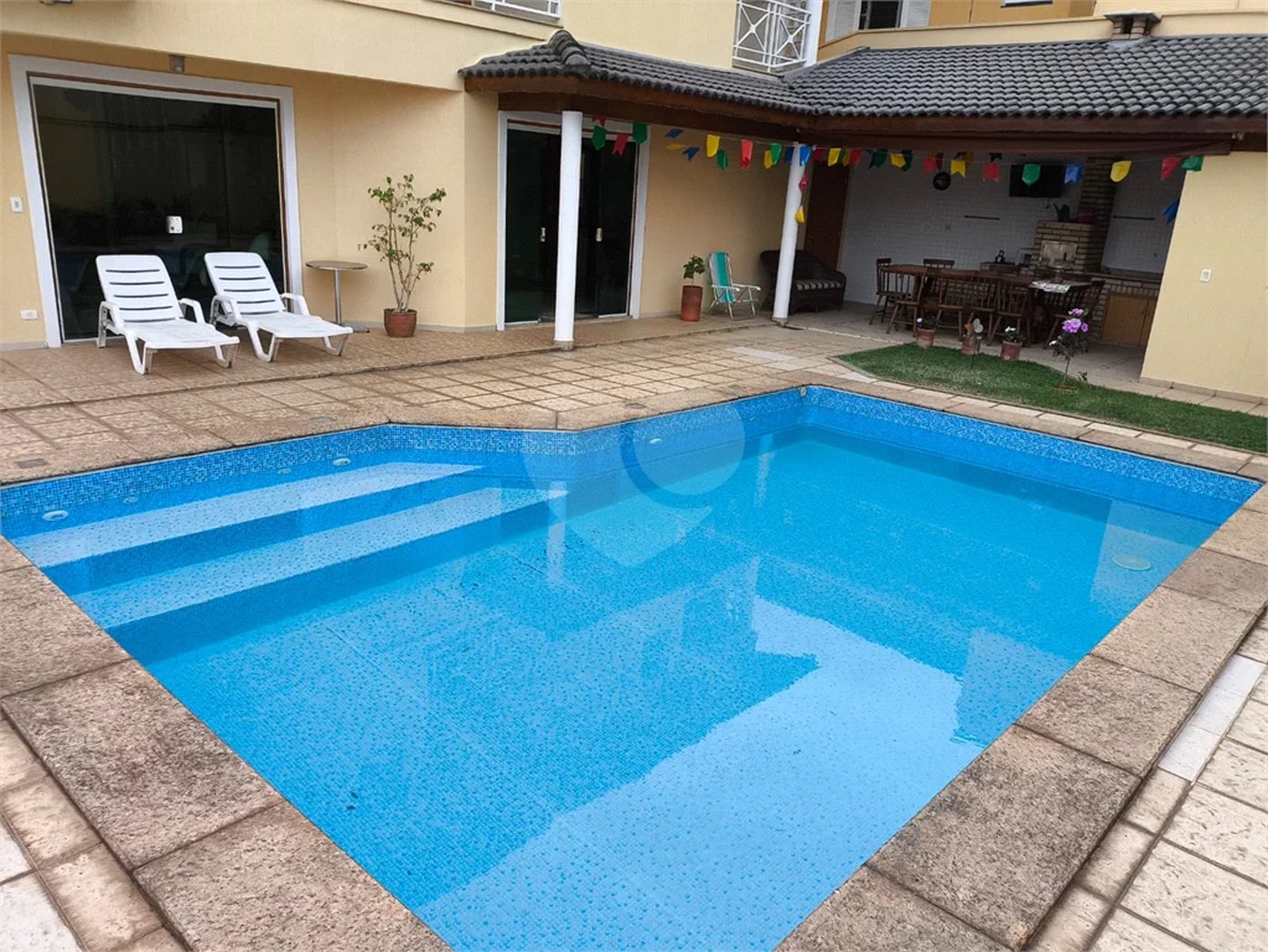 SOBRADO MARAVILHOSO A VENDA NO JARDIM FLORESTA (TREMEMBÉ) - 4 SUÍTES, PISCINA E 6 VAGAS DE GARAGEM