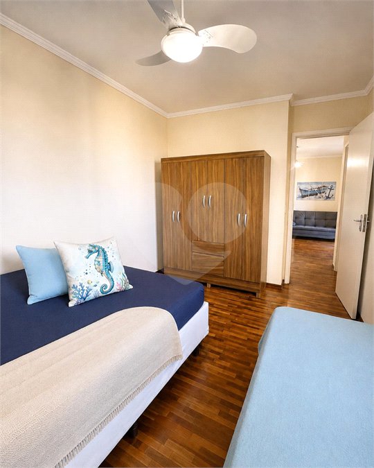 Apartamento á venda no centro com dois dormitórios e sacada.