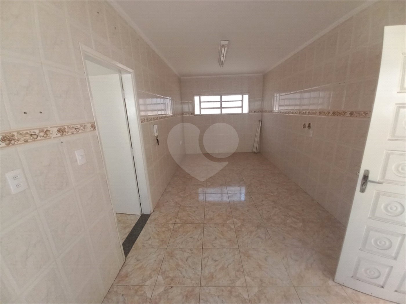 Casa térrea com 2 dormitórios.