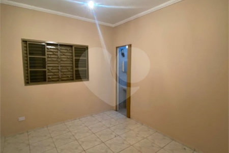 Casa Térrea com 3 dormitórios, sendo 2 suítes.