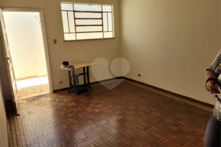 Casa Térrea com 3 dormitórios.