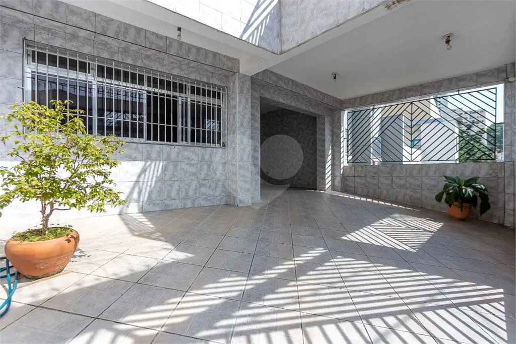 Sobrado no Jabaquara com 280m², 3 dormitórios, quintal amplo, varanda e 3 vagas de garagem.