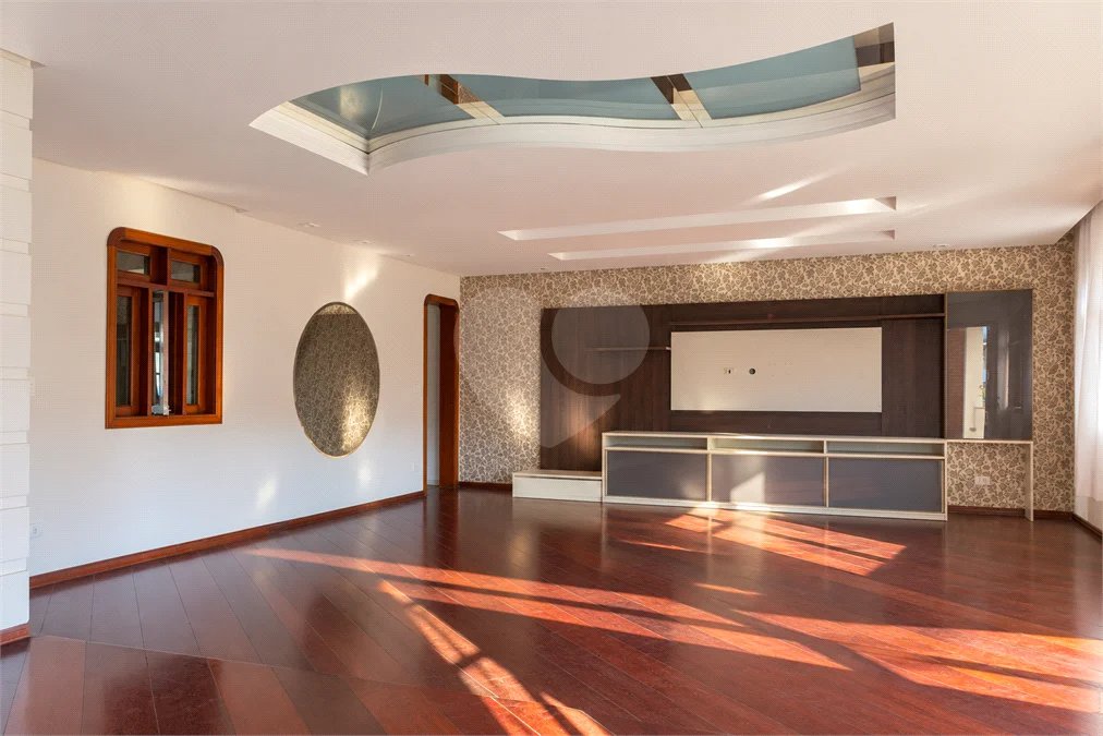 Casa à venda com 6 dormitórios, 3 suítes, piscina, área gourmet, hidromassagem, lareira, varanda e 6 vagas de garagem. Conforto e lazer para toda a família!