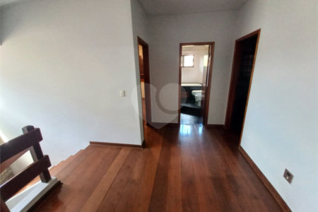 Sobrado com 4 dormitórios, sendo 1 suíte master.