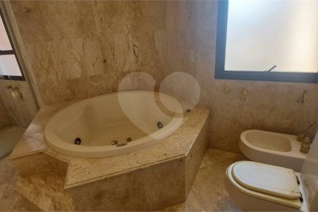 Apartamento à venda no Campo Belo de 245m² com 3 suítes e 3 vagas