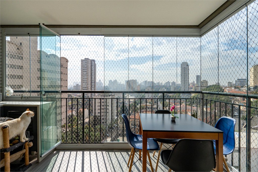 Apartamento a venda na Rua Gaspar Lourenço totalmente reformado - 2 quartos, varanda