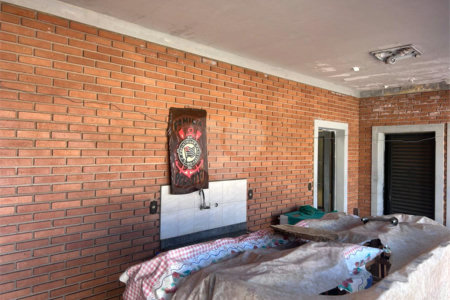 Casa espaçosa e confortável em um bairro tranquilo a venda.