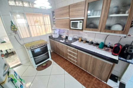 Casa Térrea com 3 dormitórios, sendo 1 suíte.