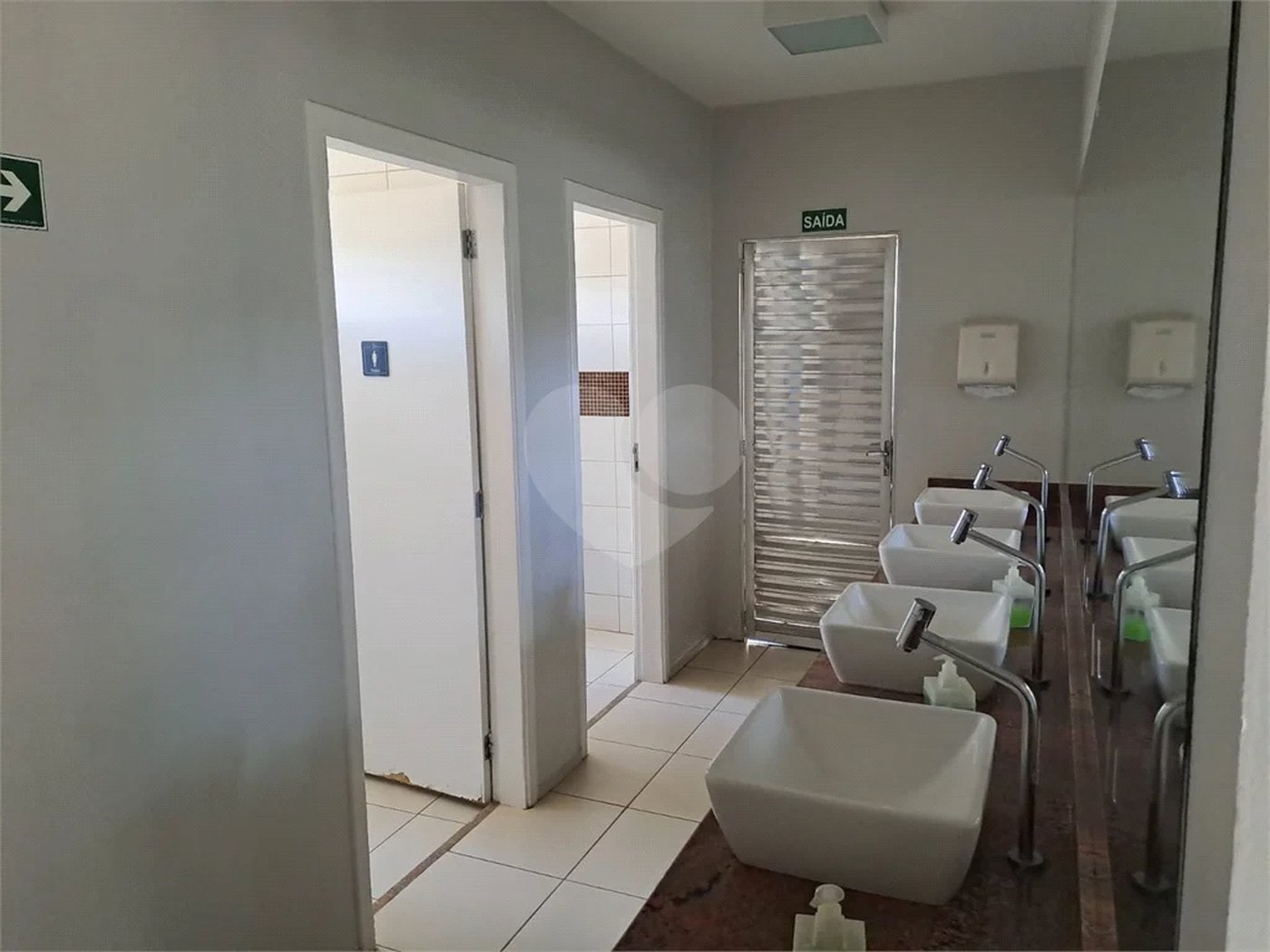 Linda Casa 3 dormitórios com piscina - R$ 950.000,00
