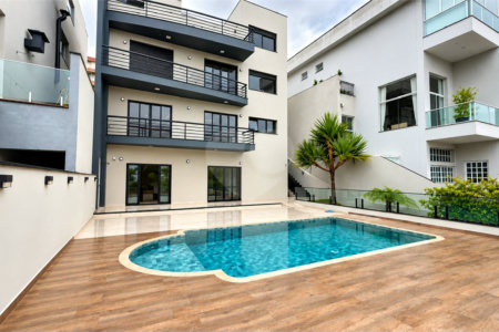 Sobrado de alto padrão no Swiss Park, totalmente reformado, com 4 suítes, piscina, elevador, espaço gourmet, 4 vagas e condomínio com lazer completo.
